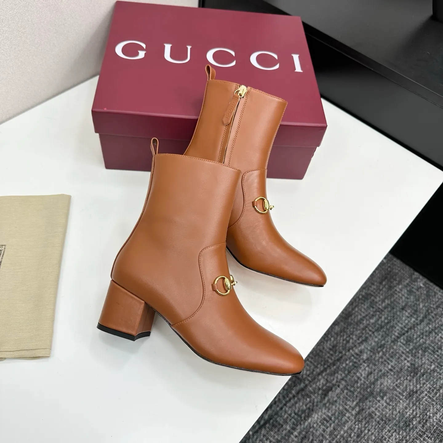 👟👟Ex-factory price 740👟👟 Gucci Gucci 2025G new autumn and winter classic horsebit thick heel short boots. The main series is finally available, and the products are worth looking forward to! Original classics create new designs ✨ Purchasing agent level! Full of high-end feel! A favorite among bloggers at home and abroad, it is retro and fashionable, easy to wear and looks great on your feet! Mainly recommended by the official website, new colors are constantly updated 🆕 ▪️Upper: original calfskin/cloth ▪️Inner lining: imported sheepskin ▪️Outsole: Italian leather outsole ▪️Heel height: 3.5cm ▪️Shoe size: 35-39 (40.41.42 can be customized)